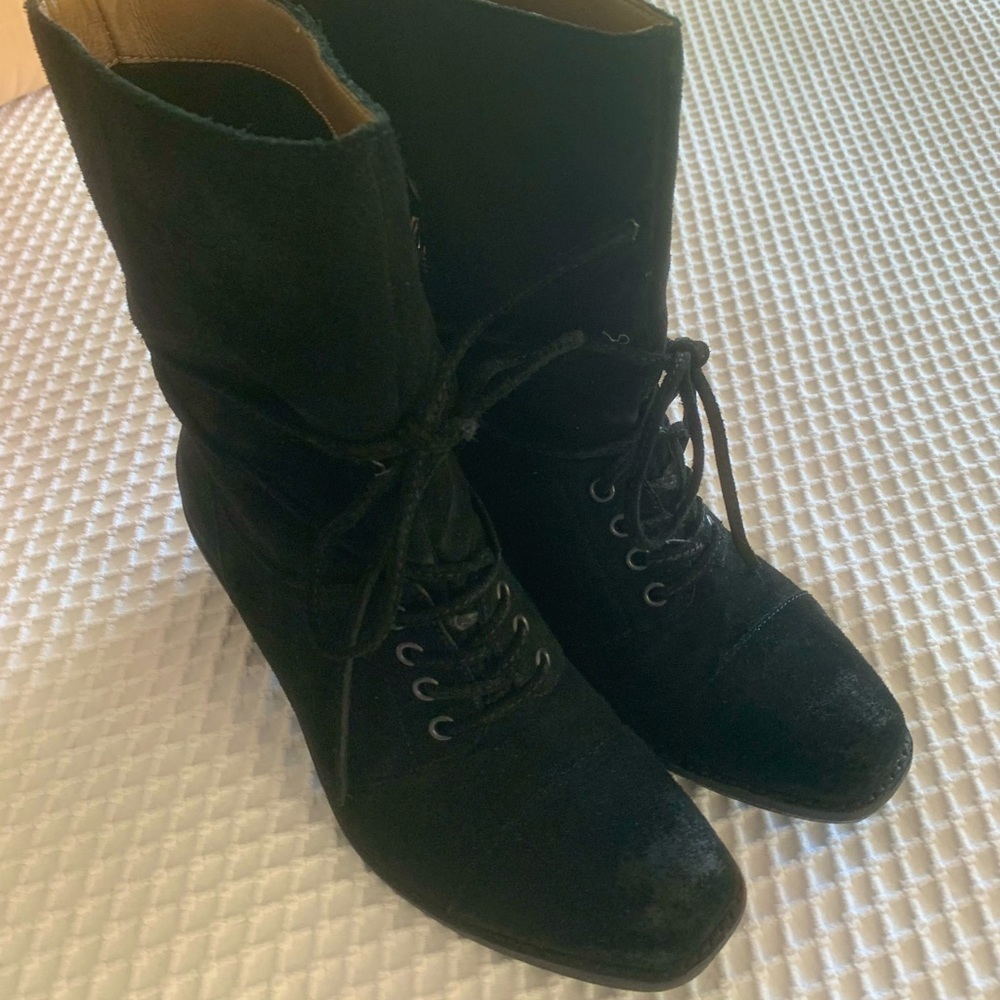 Like new Latino Suede booties